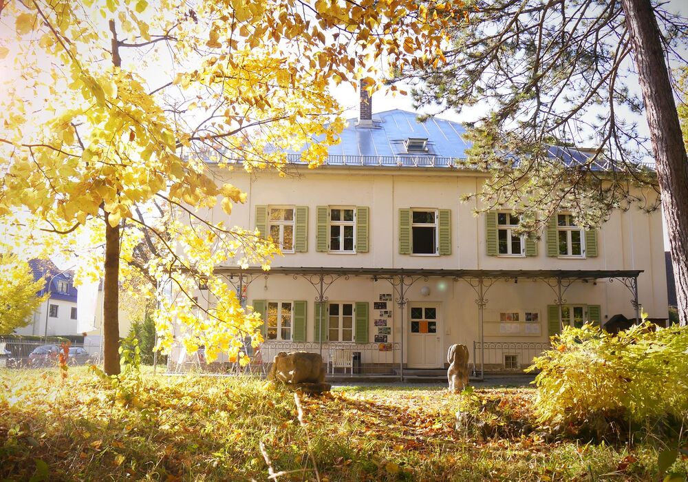 Mohr-Villa im Spätsommerlicht aus der Gartenperspektive