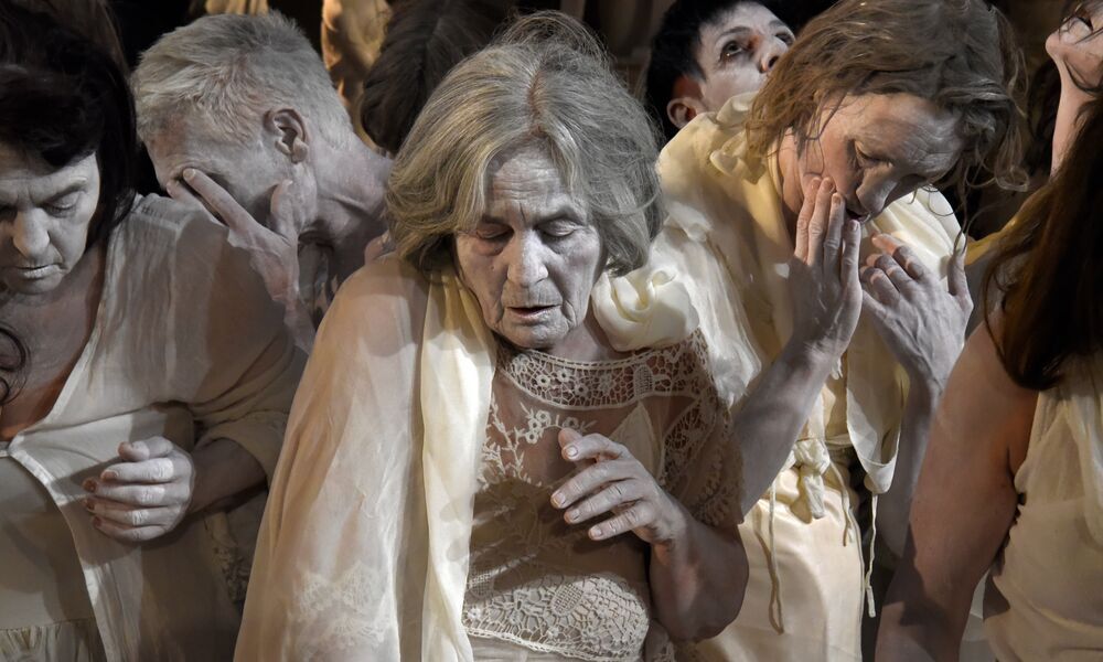 Open-Air Tanzperformance Liquid Face